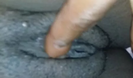 Sjedeći na licu porno gratis romance lezbijke promatrao je sestricu