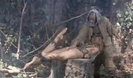 Kanađanka femei filmate cand se fut Puma Shanda Fay udara svog muškarca u javni automobilski dućan!