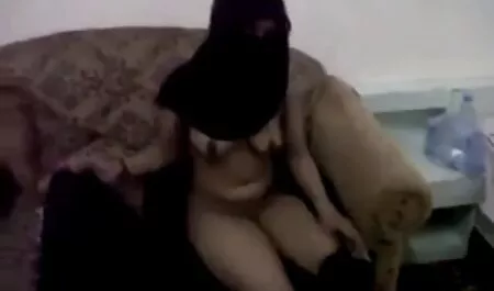 Moja velika bijela odskakuta plijen na njegov kurac, dok porno masina mi cums na grudima