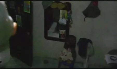 4. Tip radi na laptopu dok djevojčica filme prno online kopulira s tatom