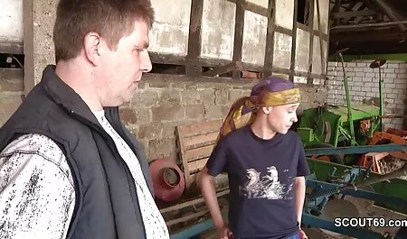 Prsata voditeljica daje privatnu lekciju kako filme gratisporno se šuškati!