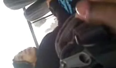 Teen ima intenzivan orgazam i šprica se filme porno grati