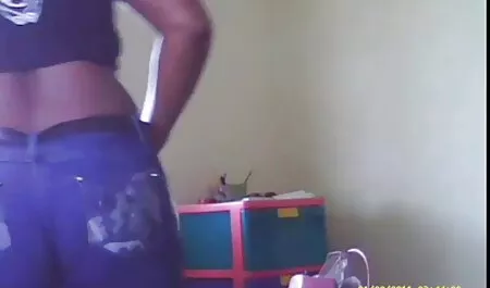 - Prsata brineta Ashley Adams se sjeba videi poeno