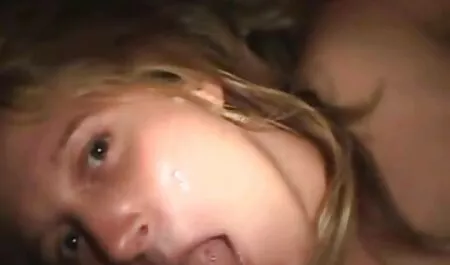 Plavuša s videoporno sexy velikim sisama