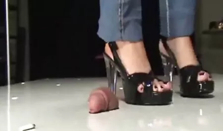 Teen Lara babe futute gratis voli stavljati stvari u usta