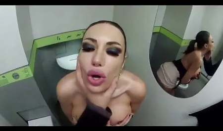 Prilična češka studentica trguje femei purisance seksom za novac