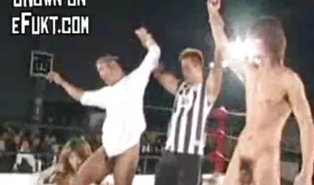 Nevjerojatna brineta poze si filme xxx koja se zabavlja s dildom