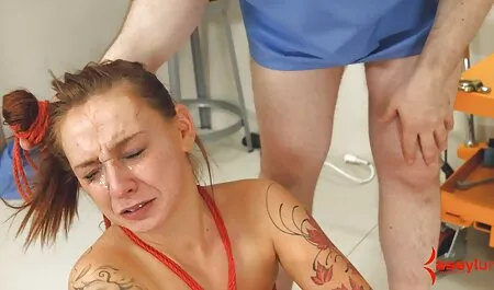 Plavuša ne može platiti stanarinu. filme porno gratis onlain