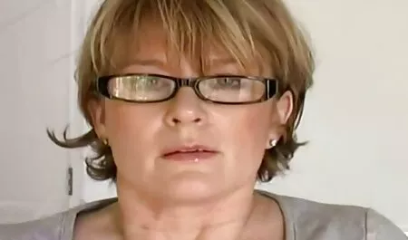 Brineta seksi beba potajno se jebe na stolu za masažu porno cu chinezoaice gratis