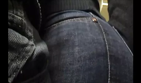 Nikki Daniels s prirodnim sisama porno gratis cu kucala je na kauču