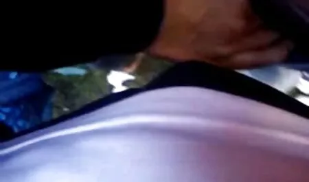 Vruća plavuša testira svoj novi film noi porno dildo