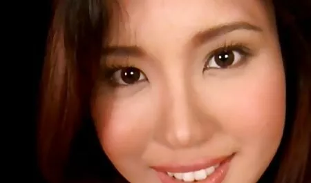 Mršava azijska crvenokosa uživa u međusobnom oralnom prije nego što se teško filme purnu jebe