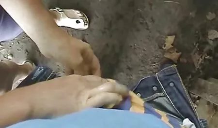 Mama pomaže sinu uz pratnju femei care se fute gratis